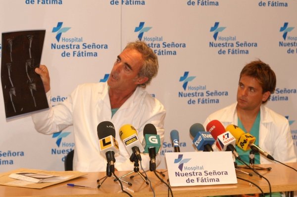 El doctor Martínez Sayanes muestra una radiografía del húmero del corredor, junto a Jaime Fandiño, anestesista. foto: vicente