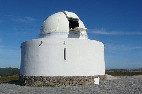 El edificio del Observatorio mide ocho metros de diámetro en unos terrenos de 10.000 metros cuadrados.