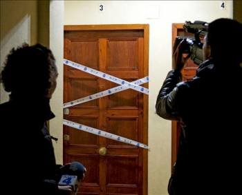 Entrada de la vivienda del número 7 de la calle de Sant Josep de la Muntanya, en Palma, donde un hombre de unos 50 años mató anoche a su pareja. (Foto: Montserrat T. Díez)