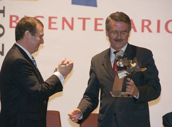 Caballero aplaude a Isidoro Nicieza, director general de 'Faro de Vigo', al que entregó la medalla del Bicentenario.