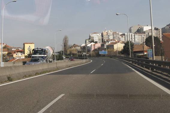 La autopista AP9 tiene un ramal hacia el interior de Vigo, además de pago, insólito en otras ciudades de España. foto: landin.
