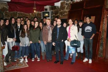 El grupo de estudiantes neoyorkinos con Diego de Giráldez en su Casa Museo de A Cañiza. 