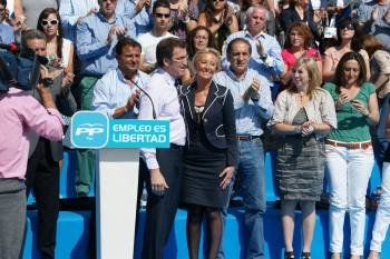 El presidente del PPdeG y de la Xunta, Alberto Núñez Feijóo, apoyó a Corina Porro, ayer en Vigo, en el último acto de la campaña electoral. 