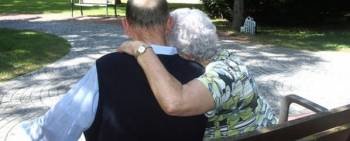 Una pareja de pensionistas. (Foto: EFE)