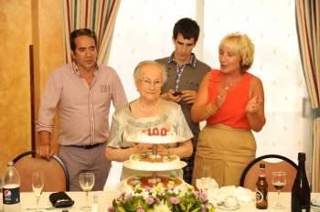 Carmen Cabrinetty de Lis ha alcanzado las tres cifras en su tarta de cumpleaños.