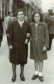 Inés, con 16 años, junto a su tía cuando empezó en el puerto