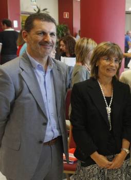 Ángeles Marra,  junto a Ángel Rivas, en un acto del PSOE. foto: landin.