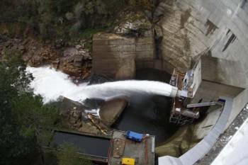 La presa de Eiras supera el 80 por ciento de su capacidad y a partir del 78 se abren las compuertas para devolver al río Oitavén el excedente de agua.