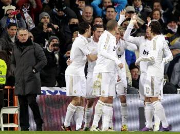 Jugadores del Real Madrid celebran uno de los goles de Cristiano Ronaldo ante su técnico, Jose Mourinho. (Foto: EFE)