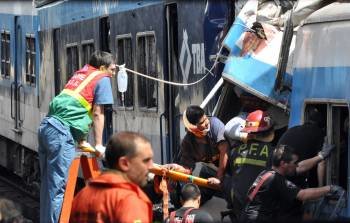Un herido es rescatado hoy, miércoles 22 de febrero de 2012, tras el accidente de un tren en Buenos Aires (Argentina), que dejó un saldo de 49 muertos (Foto: EFE)