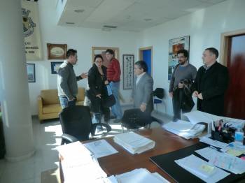 El alcalde, miembros de Covixerga y el arquitecto municipal, ayer en la Alcaldía.