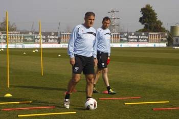 Paco Herrera junto a su segundo, Ángel Rodríguez, ayer en el campo de entrenamiento de A Madroa. (Foto: J.V. LANDÍN)