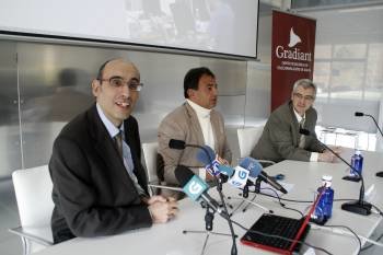 El director de Gradiant, Fernando Pérez, ayer junto a Guerra y Capilla. (Foto: FELIPE CARNOTTO)