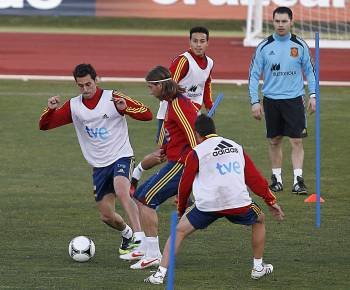 Busquets y Ramos pelean por un balón en el entrenamiento de ayer. (Foto: EFE)