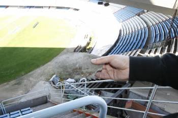Las piedras y los cascotes desprendidos de la estructura del estadio abundan en Balaídos. (Foto: FELIPE CARNOTTO)