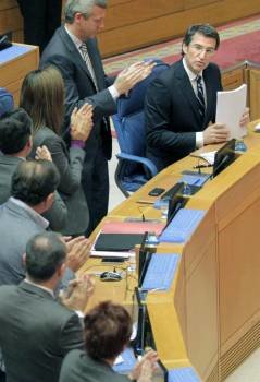 El presidente de la Xunta, Alberto Núñez Feijóo, recibe el aplauso del grupo Popular tras su primera intervención en el Debate sobre el Estado de la Autonomía. Foto: Lavandeira jr
