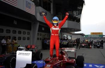 Fernando Alonso se sube a su Ferrari para celebrar su victoria en el Gran Premio de Malasia de Fórmula 1.