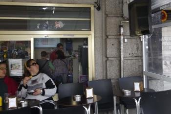 Una cafetería de la calle Gran Vía sufrió la acción violenta de algunos piquetes que lanzaron mesas contra la cristalera rompiendo dos ventanas (en la foto sin cristal). Los dueños del establecimiento presentaron una denuncia por los hechos.