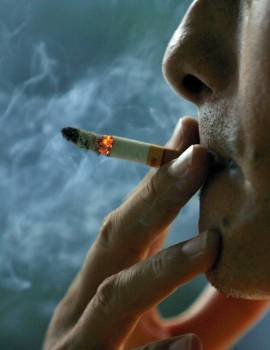 Un hombre apura un cigarrillo. El tabaco es uno de los enemigos de la fertilidad. (Foto: ARCHIVO)