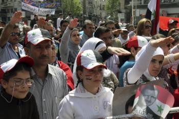 Un grupo de partidarios de Al Assad, en una concentración de apoyo al régimen.  (Foto: Y. BADAWI)