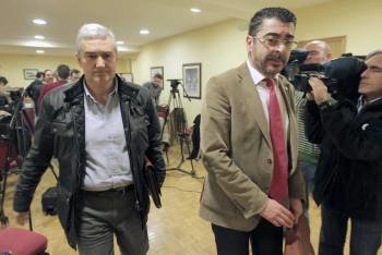 Fernando Blanco y su abogado, el pasado 9 de marzo, tras una comparecencia pública. (Foto: LAVANDEIRA)