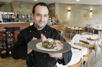 Manuel Rial Herbello muestra en su restaurante 'Il Popolo' el plato con el que llegado a la final.