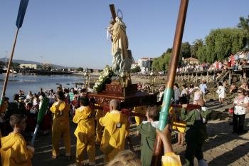 La Virgen del Carmen en Bouzas bajó a hombros a la playa para luego realizar la procesión marinera.