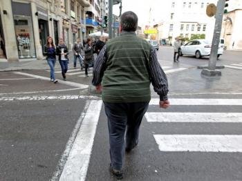 Un hombre obeso pasea por la calle (Foto: EFE)