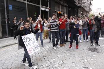 Un joven estudiante muestra su pancarta reivindicativa ante la delegación de Educacion en Ourense. (Foto: XESÚS FARIÑAS)