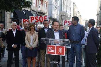 Ángeles Marra, en un acto del PSOE vigués con concejales y Caballero, durante la campaña.