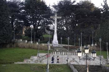 La cruz del Castro ya cumplió medio siglo de vida en el monte más urbano de la ciudad, a escasos metros de la Casa Consistorial.