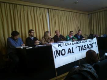 Representantes de la plataforma Justicia para Todos, ayer en Vigo, entre ellos Rubén Pérez (EU):