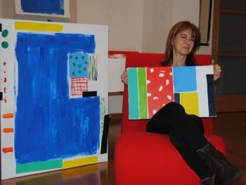 La artista viguesa Mayoya, con dos de las obras que expondrá en febrero en Monçâo. (Foto: S.E.)