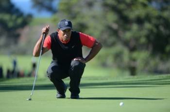 Tiger Woods estudia un golpe en el último torneo.