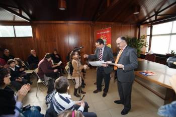 Caballero y Prieto (Ifevi) dando premios Vigolandia, ayer.  (Foto: VICENTE)