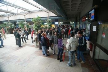 Usuarios de los servicios de estadística y empadronamiento en la lonja del Concello de Vigo, a la entrada.