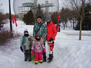 Carlos, Eva y sus hijos en el nevado Montreal.