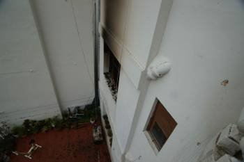 Efecto del fuego en la ventana del salón y en el patio del edificio.