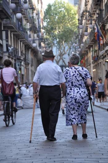 Una pareja de personas mayores pasea por una calle de su ciudad. (Foto: ARCHIVO)