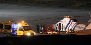 El 'Pesca II' a su llegada al aeropuerto de Peinador con el conductor herido. (Foto: ALBERTE)