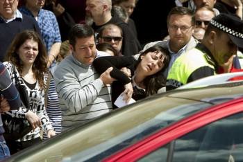 La madre de la menor y exmujer del fallecido es acompañada por familiares tras el funeral. (Foto: JULIÁN PÉREZ)