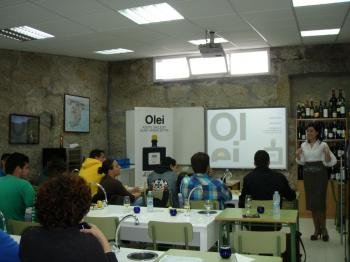 María Estévez impartió en Ponteareas una clase magistral sobre 'el aceite de oliva gallego'.