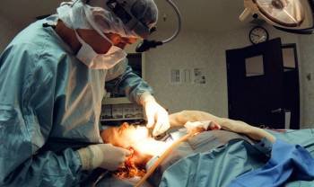 Una mujer se somete a una operación de cirugía estética. (Foto: ARCHIVO)