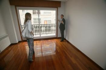 Abel Caballero y Carmela Silva, durante una visita a los pisos municipales de República Argentina.