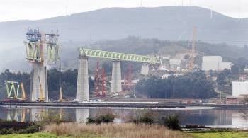 Vista del estado de las obras del viaducto que salvará el paso del río Ulla por Catoira. (Foto: J.V. LANDÍN)