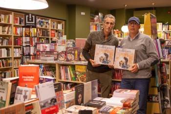 Eduardo Armada y Miguel Carrera, ayer en la librería Rayuela con el juego.