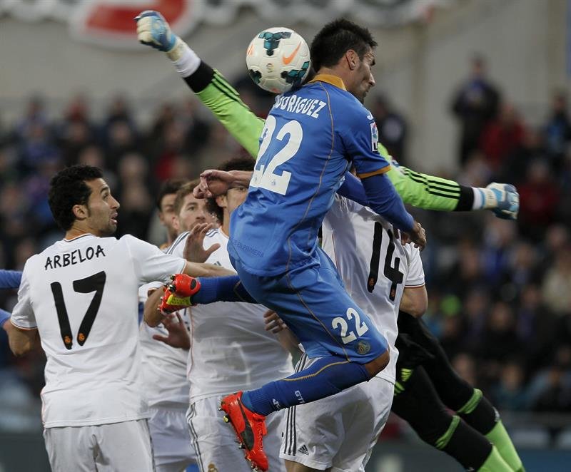  El jugador del Getafe Juan Rodriguez (22) intenta batir al guardameta del Real Madrid, Diego Lopez