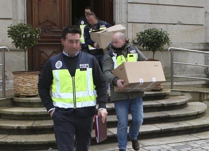 Agentes de Policía a su salida del Ayuntamiento de Ponteareas con el material requisado