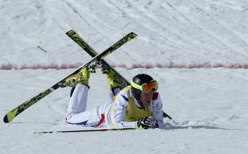  El francés Jonathan Midol celebra el bronce al finalizar la prueba de Esquí Acrobático