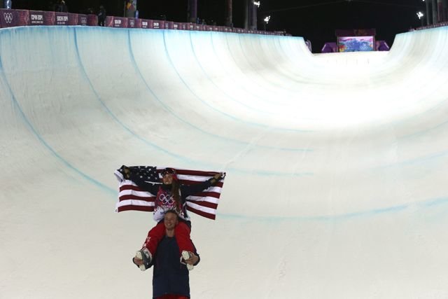 La estadounidense Maddie Bowman celebra su victoria en 'halfpipe' de esquí libre femenino.